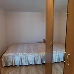 у реки