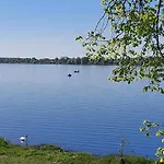 у реки *